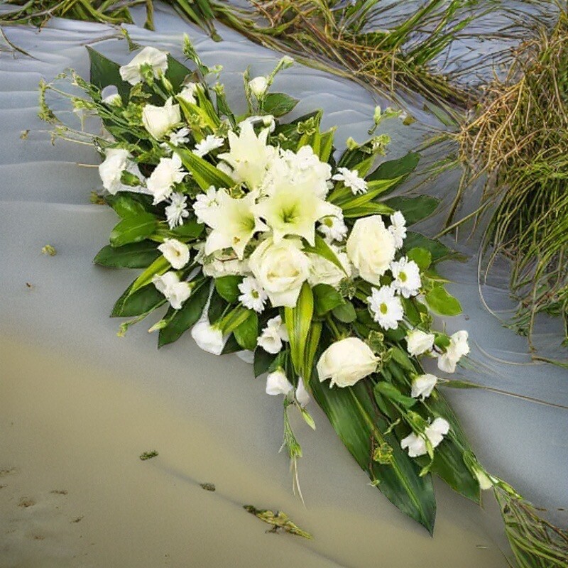 bestil båredekoration, send båredekoratiion, send blomster, bestil blomster, begravelses blomster, bårebuket, blomster til kirke, begravelse, billige bårebuketter, bårebuket med bånd, bårebuket med lijle, levering af bårebuket, bestil blomster, leverign´af blomster, bårebuketter,