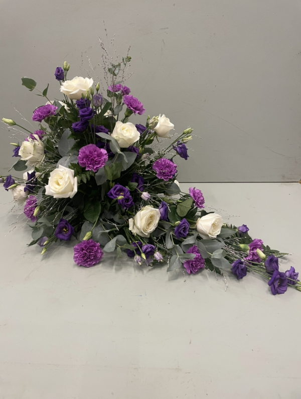 Hvid og lilla med eucalyptus båredekoration